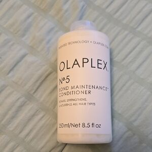 OLAPLEX No. 5 Bond Maintenance Conditioner - White